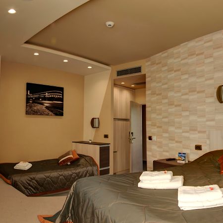 Garni Hotel Vigor - Ev Station โนวีซาด ภายนอก รูปภาพ