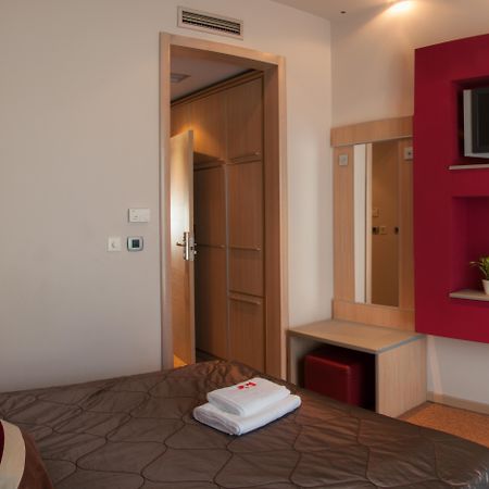 Garni Hotel Vigor - Ev Station โนวีซาด ภายนอก รูปภาพ