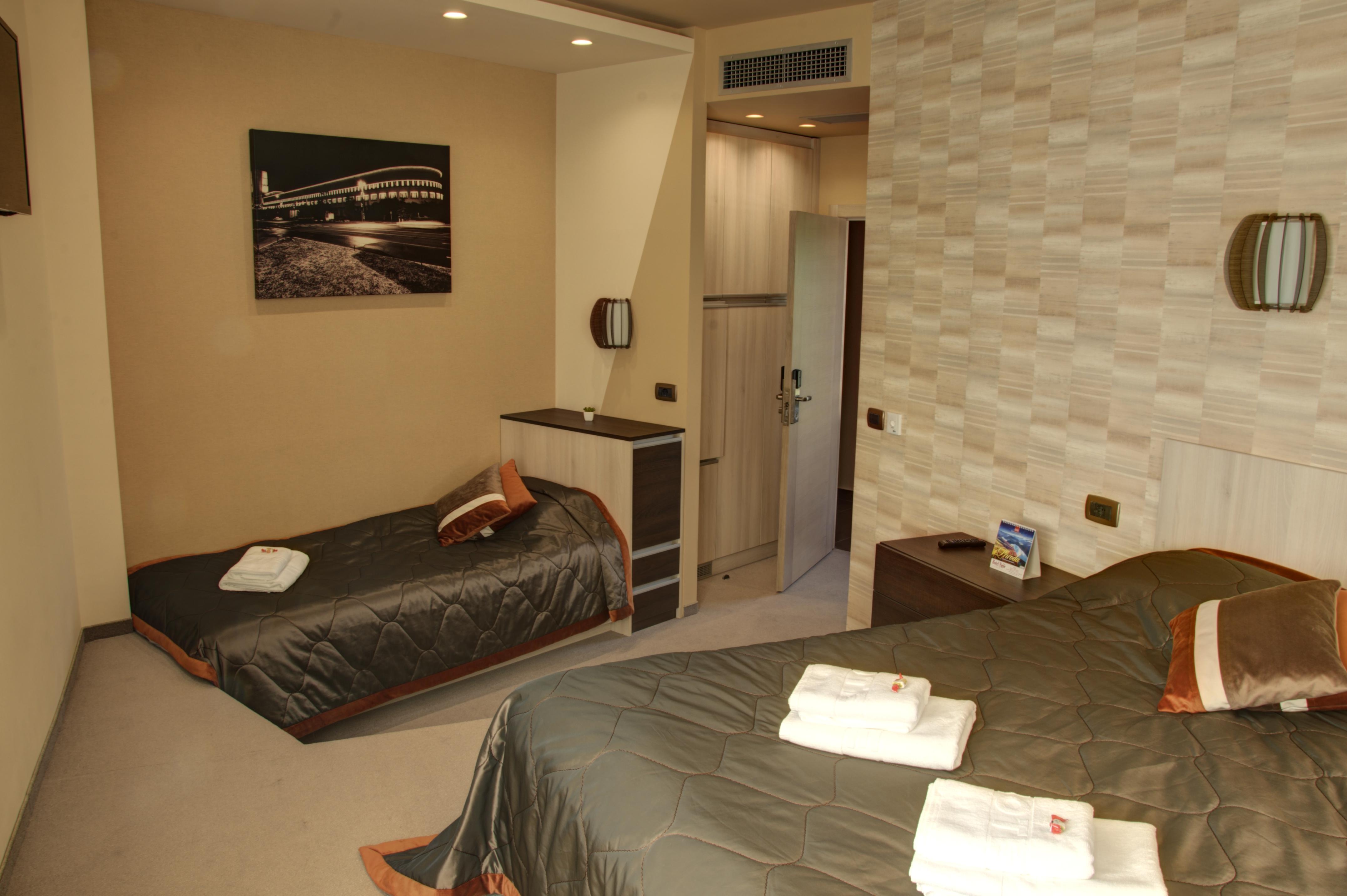 Garni Hotel Vigor - Ev Station โนวีซาด ภายนอก รูปภาพ