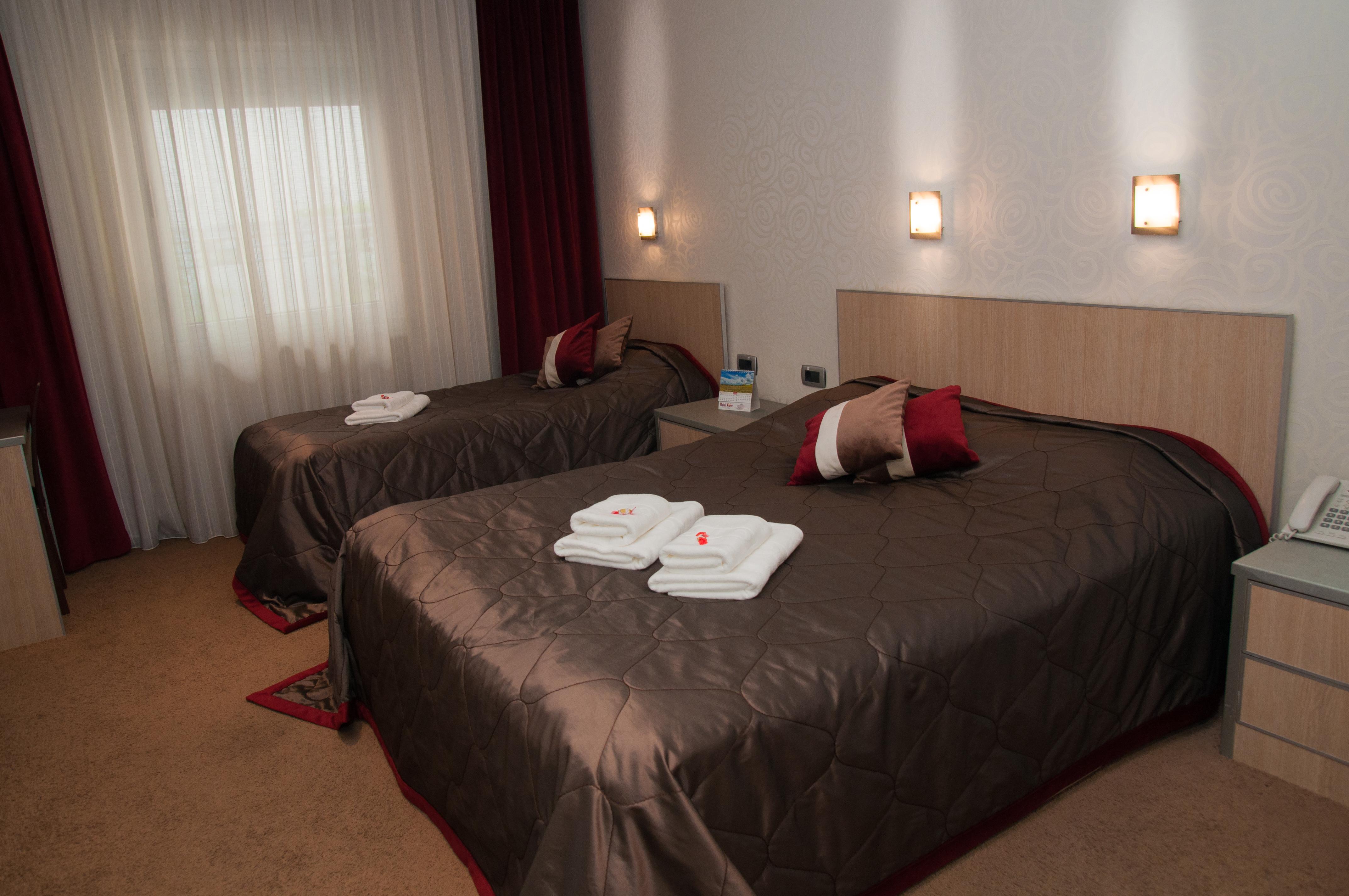 Garni Hotel Vigor - Ev Station โนวีซาด ภายนอก รูปภาพ