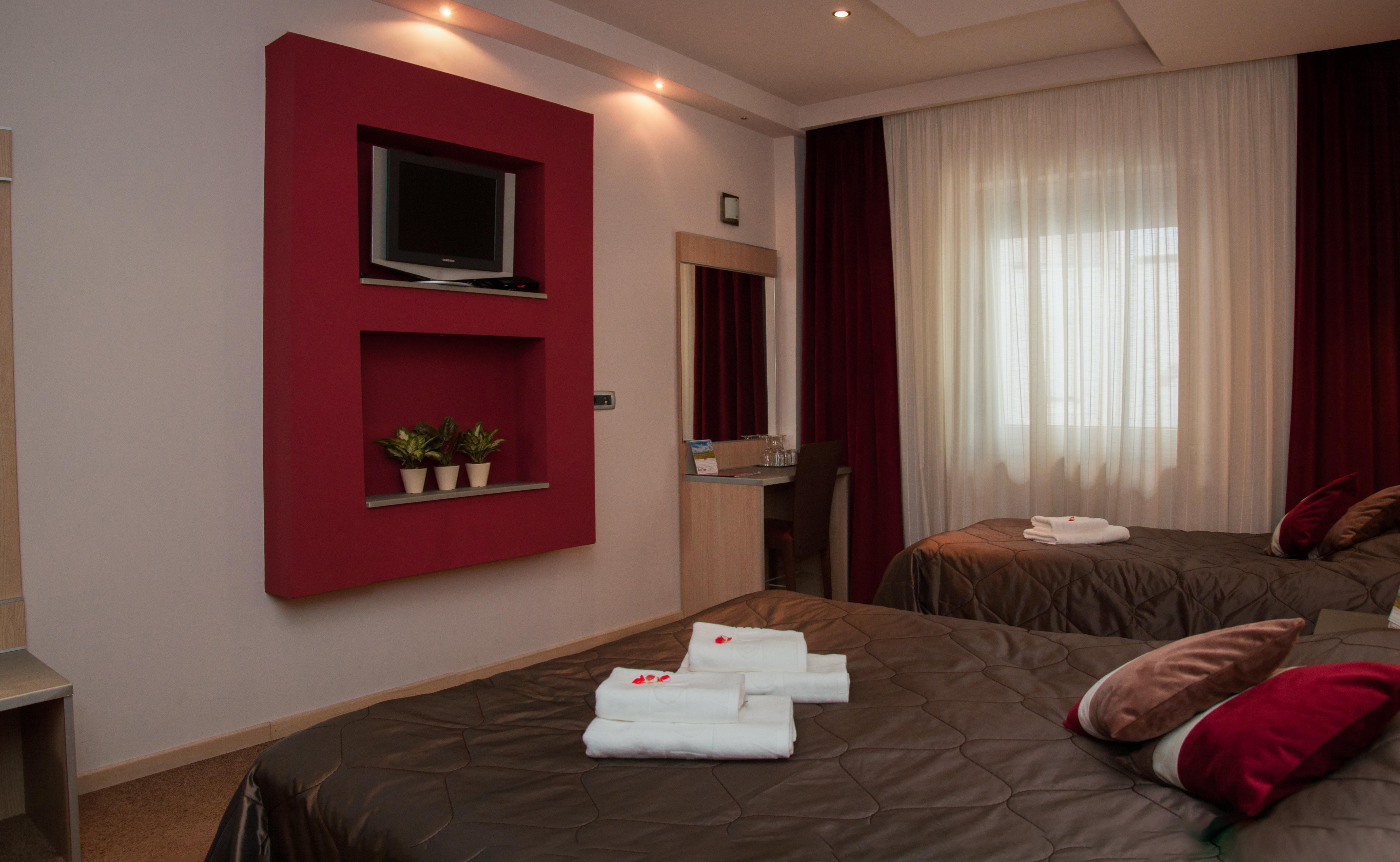 Garni Hotel Vigor - Ev Station โนวีซาด ภายนอก รูปภาพ