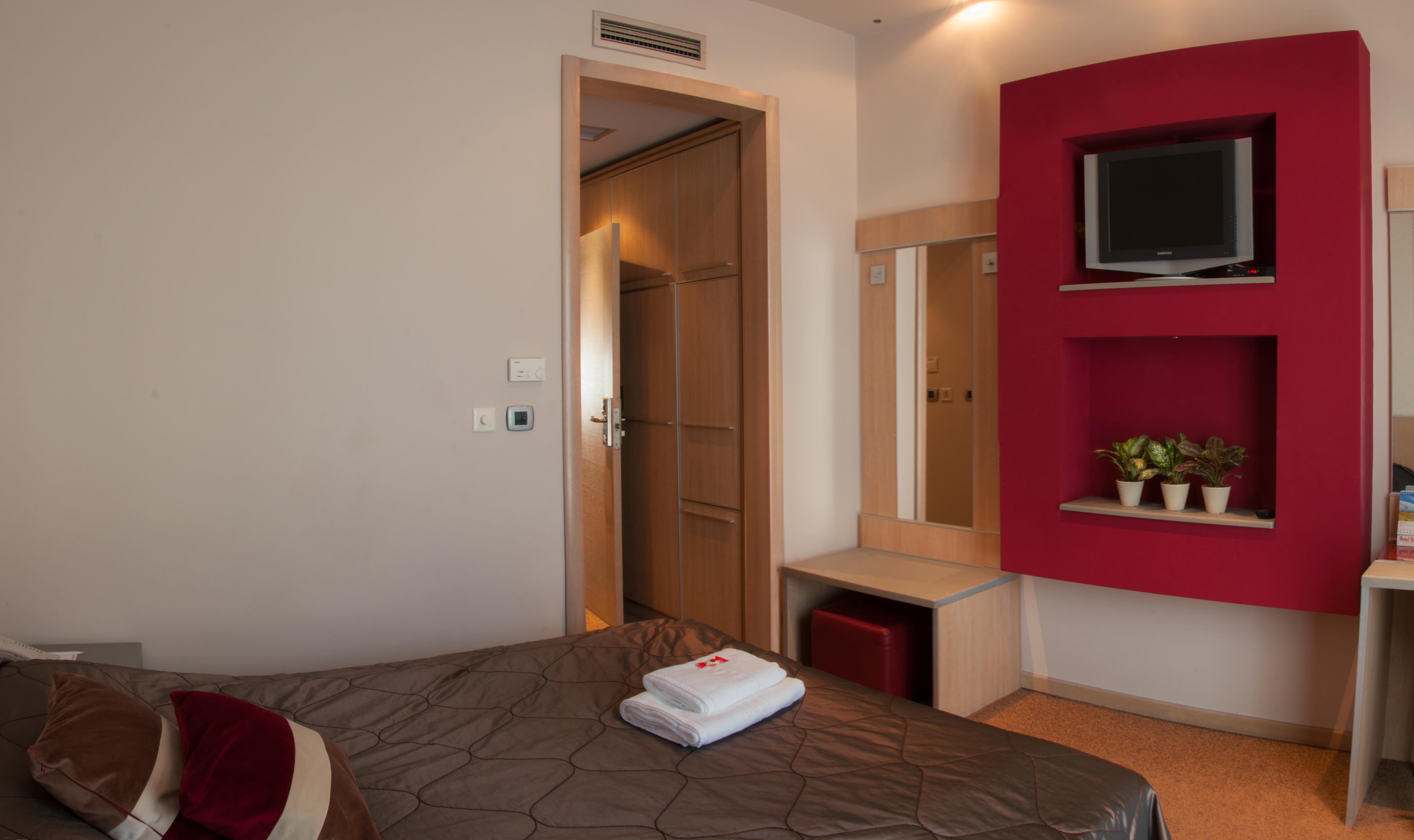 Garni Hotel Vigor - Ev Station โนวีซาด ภายนอก รูปภาพ