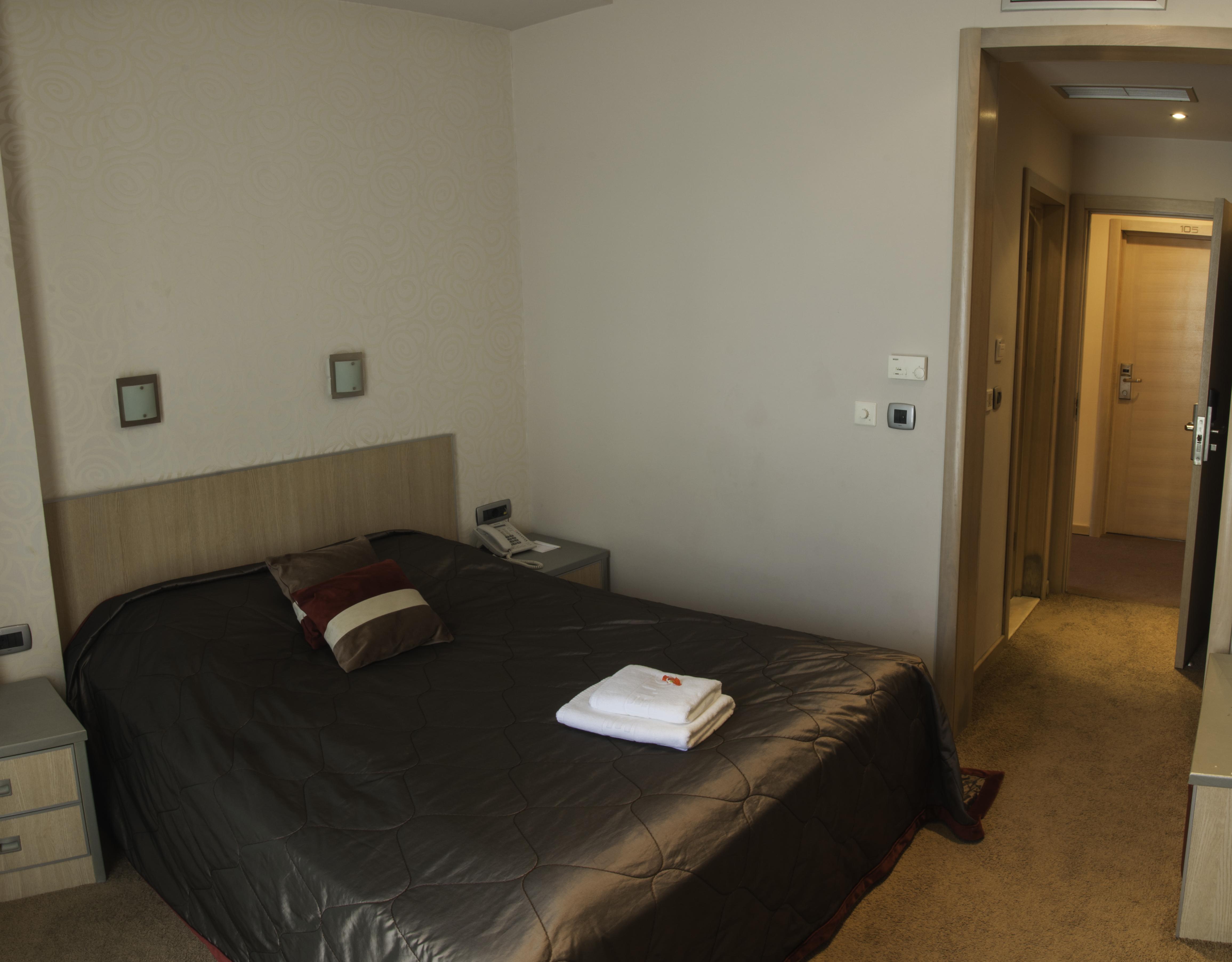 Garni Hotel Vigor - Ev Station โนวีซาด ภายนอก รูปภาพ