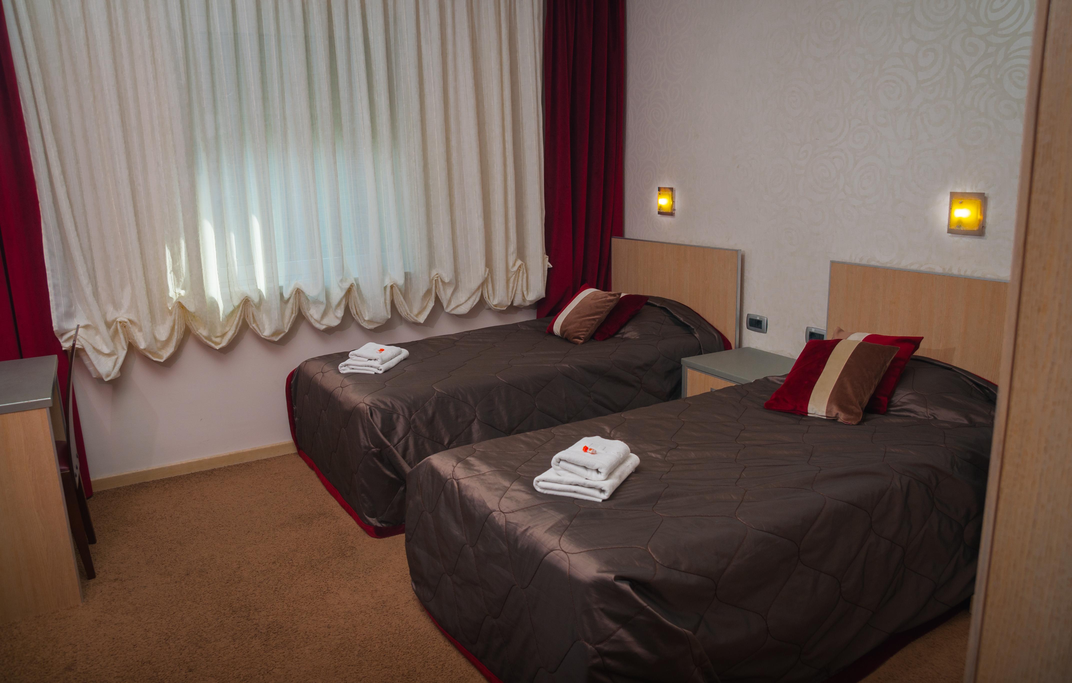 Garni Hotel Vigor - Ev Station โนวีซาด ภายนอก รูปภาพ