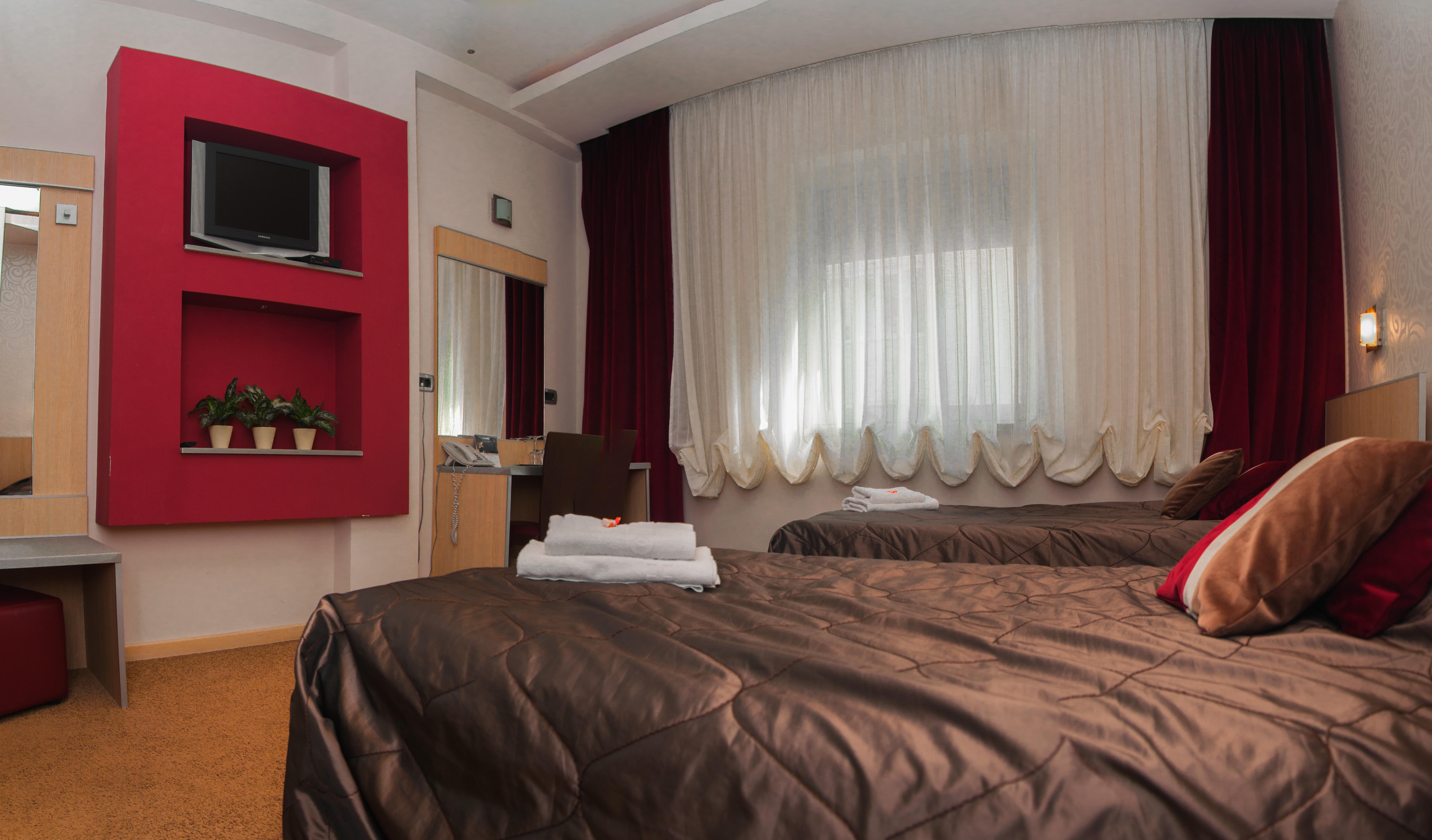 Garni Hotel Vigor - Ev Station โนวีซาด ภายนอก รูปภาพ