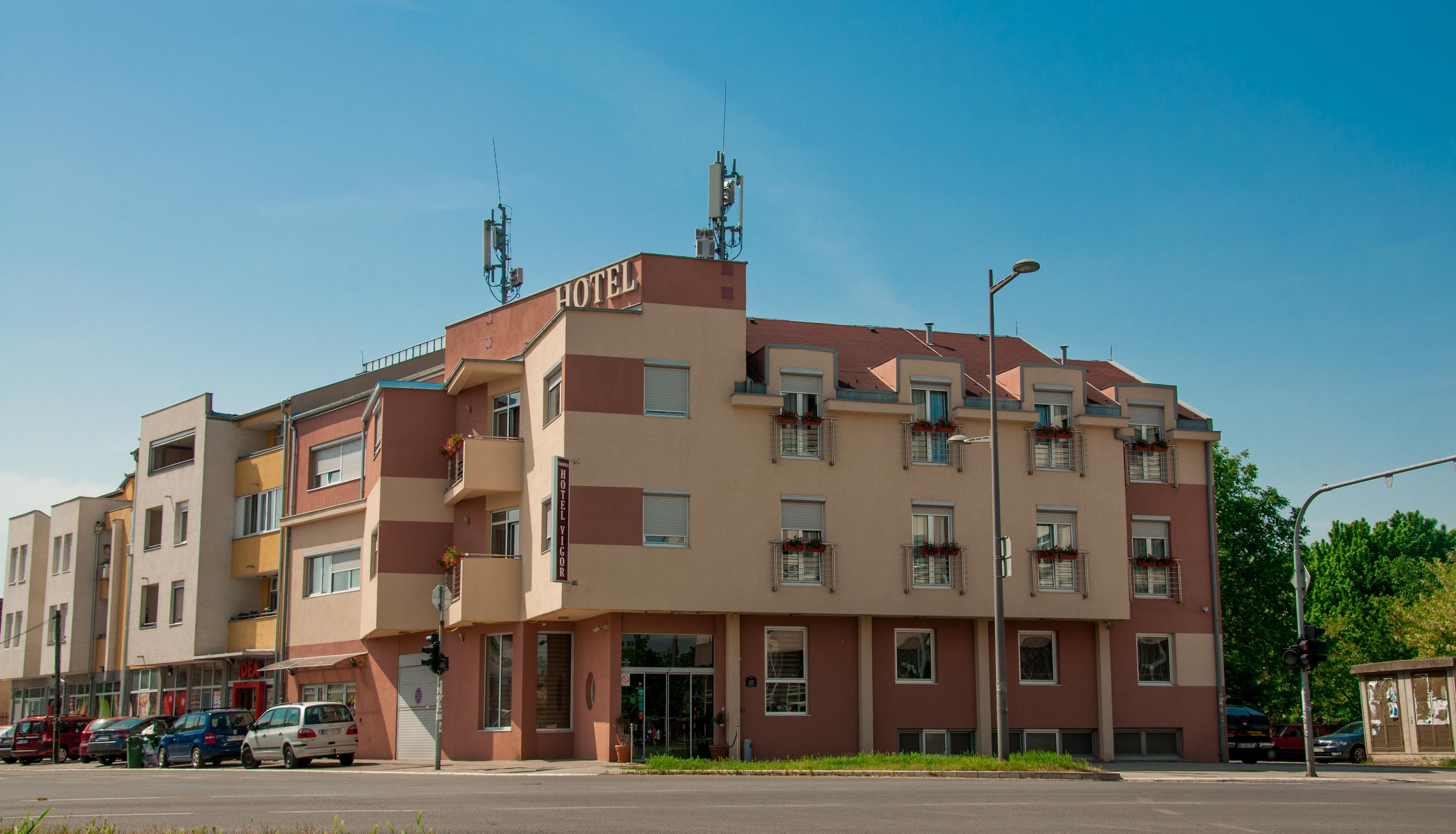 Garni Hotel Vigor - Ev Station โนวีซาด ภายนอก รูปภาพ