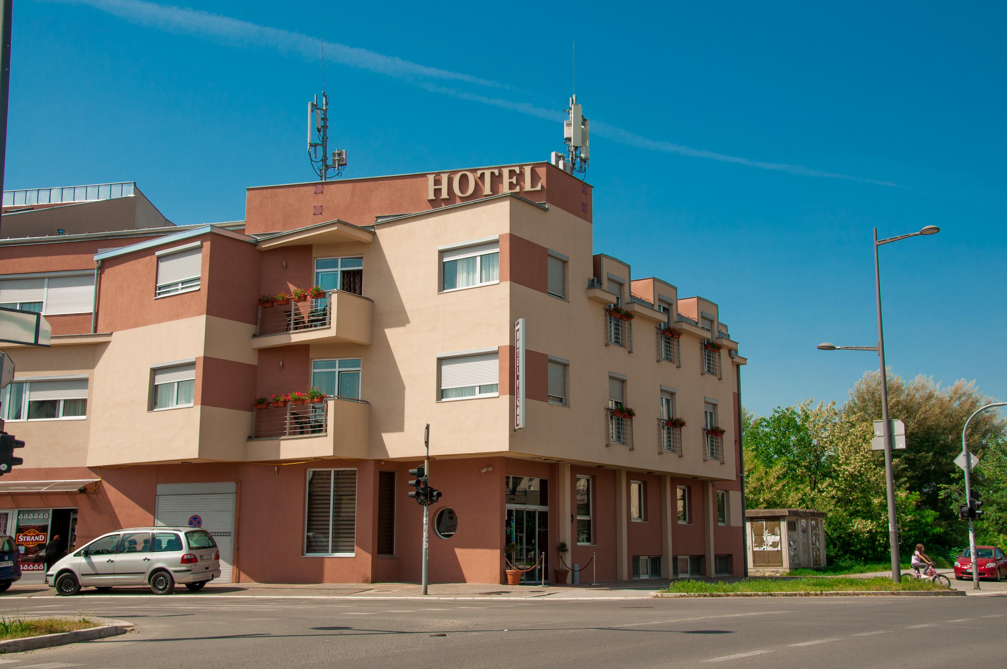 Garni Hotel Vigor - Ev Station โนวีซาด ภายนอก รูปภาพ