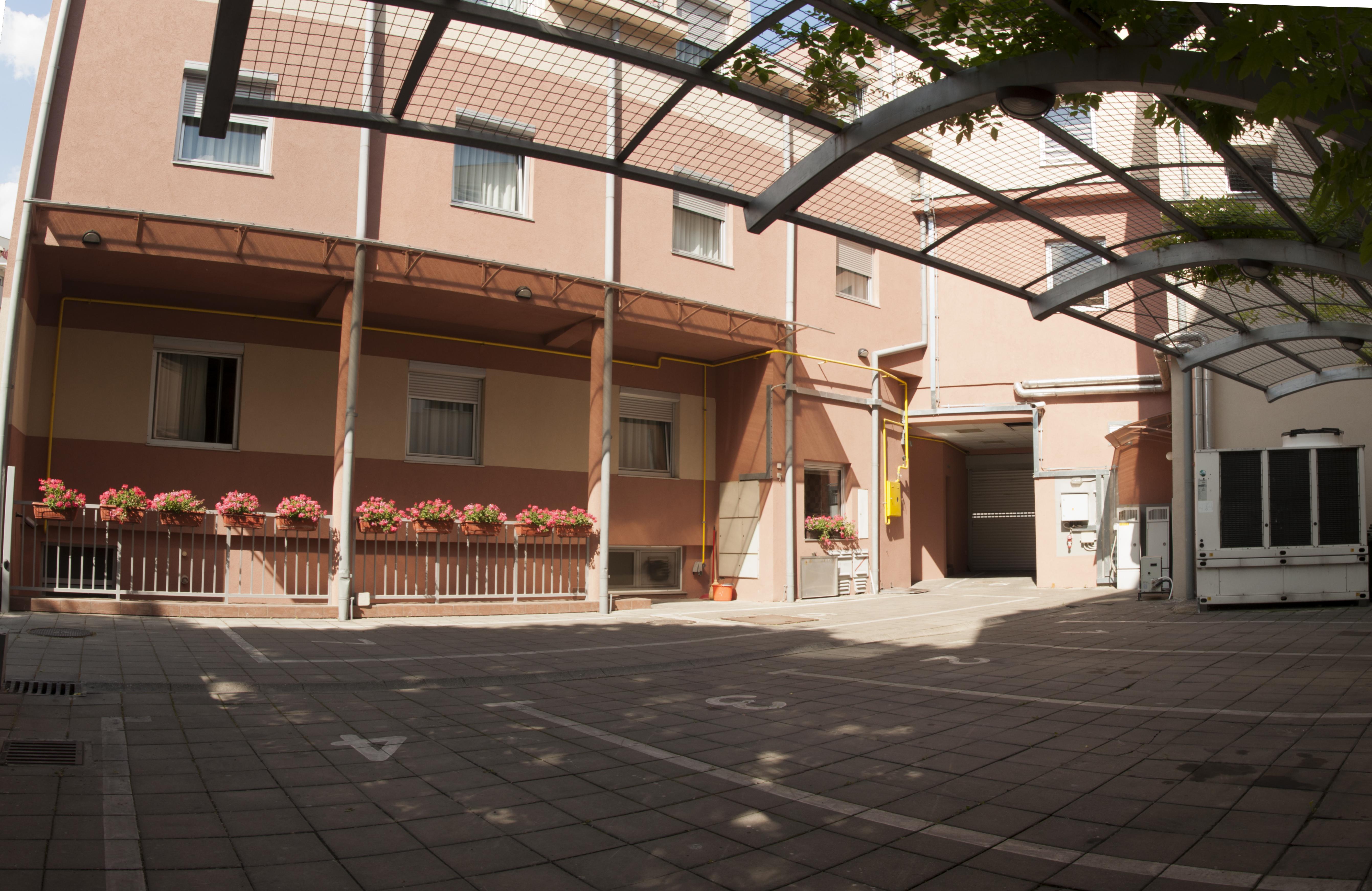 Garni Hotel Vigor - Ev Station โนวีซาด ภายนอก รูปภาพ