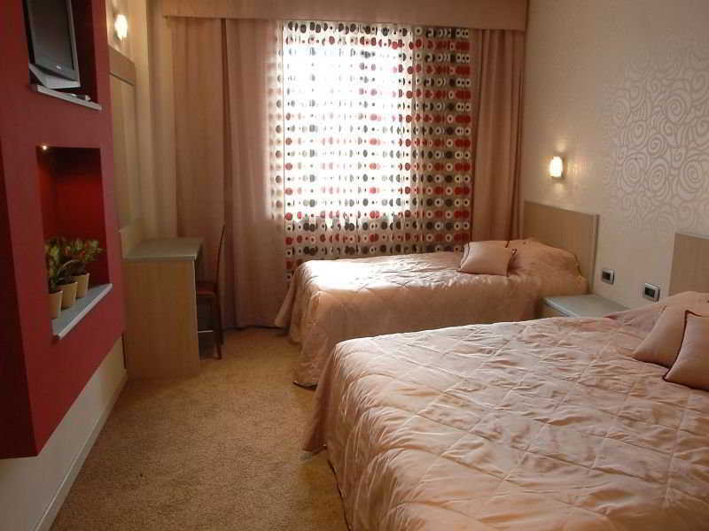 Garni Hotel Vigor - Ev Station โนวีซาด ภายนอก รูปภาพ