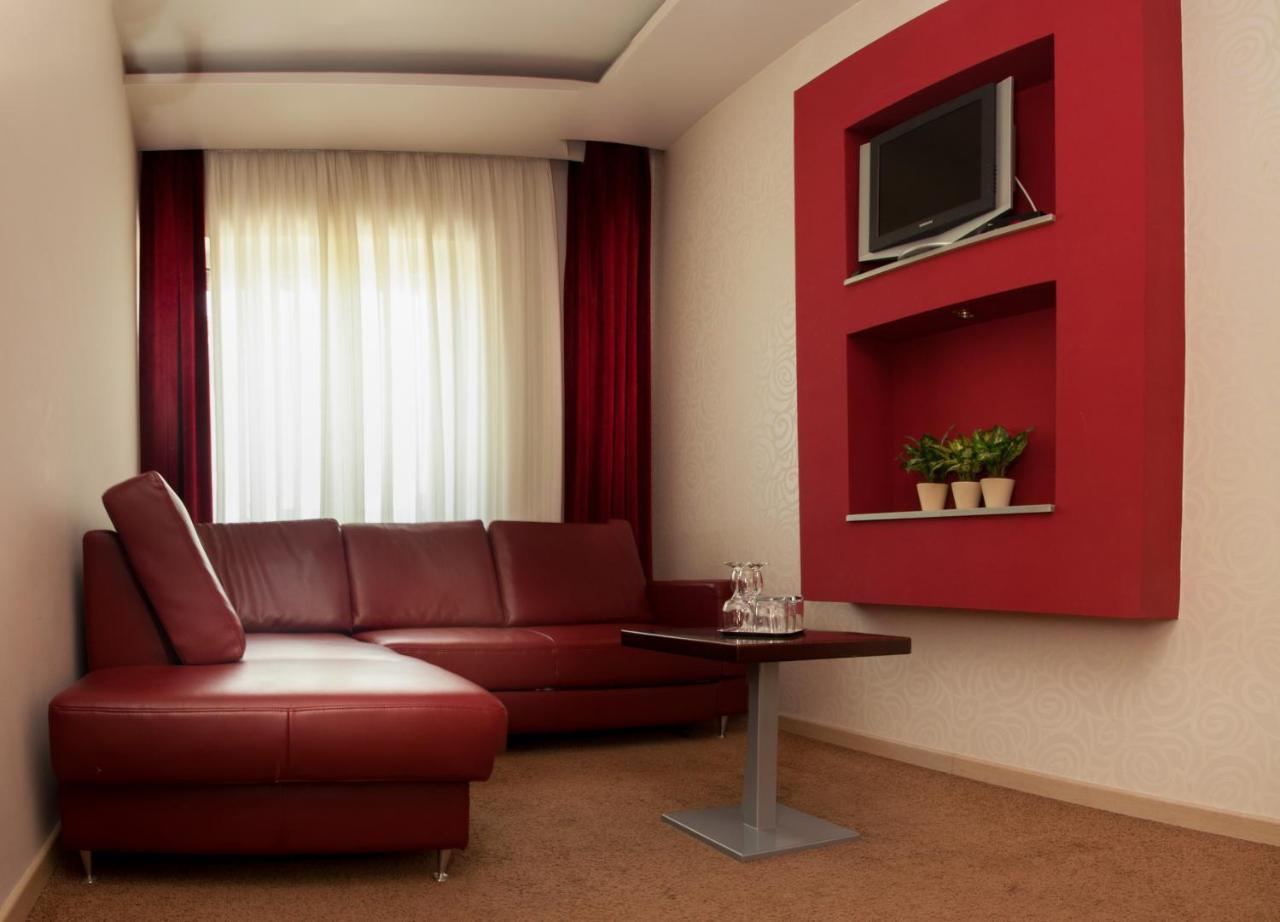 Garni Hotel Vigor - Ev Station โนวีซาด ภายนอก รูปภาพ