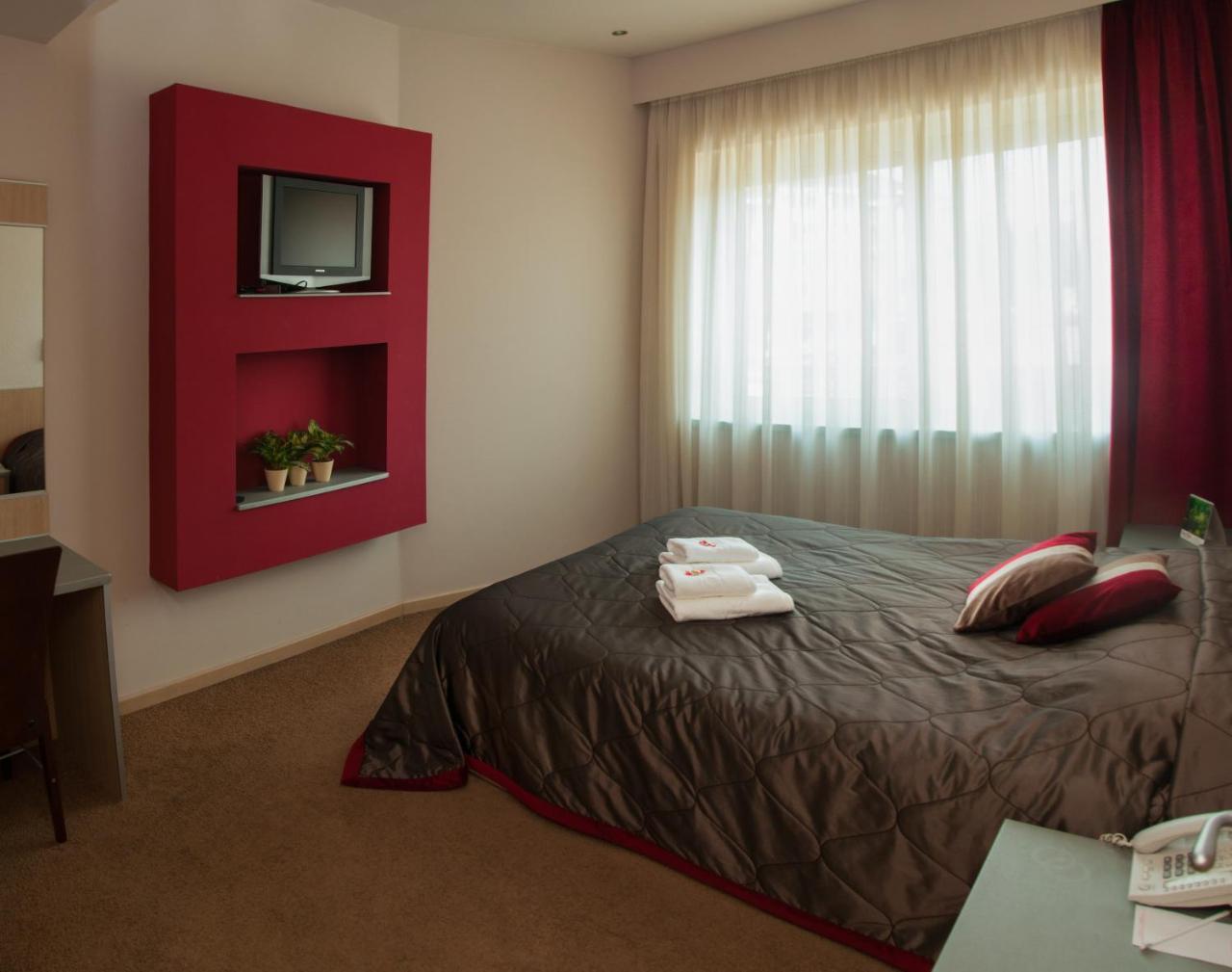 Garni Hotel Vigor - Ev Station โนวีซาด ภายนอก รูปภาพ