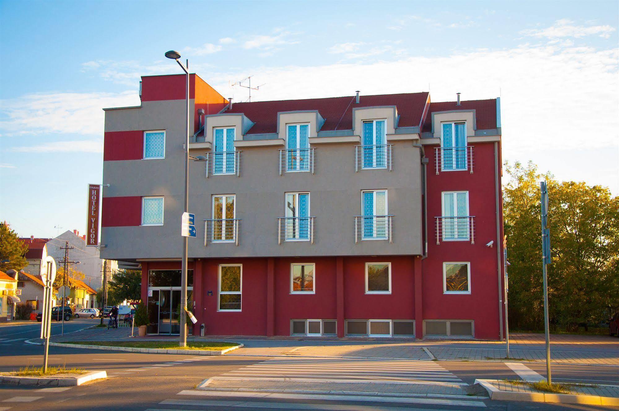 Garni Hotel Vigor - Ev Station โนวีซาด ภายนอก รูปภาพ