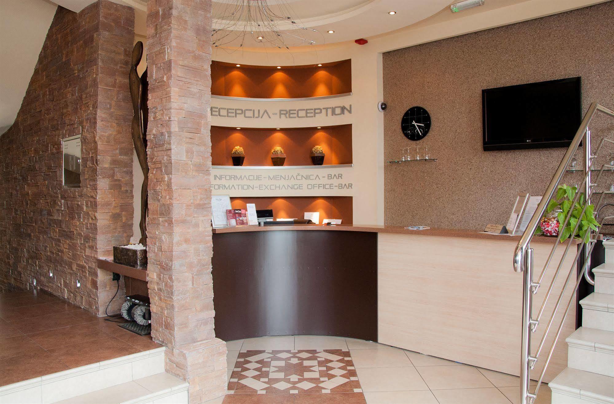 Garni Hotel Vigor - Ev Station โนวีซาด ภายนอก รูปภาพ
