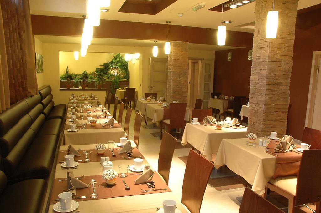 Garni Hotel Vigor - Ev Station โนวีซาด ร้านอาหาร รูปภาพ